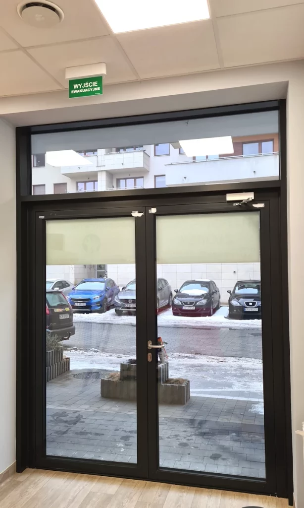 foto; Połączenie żaluzji drewnianych i rolet plisowanych