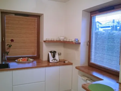 żaluzje drewniane w oknie kuchennym