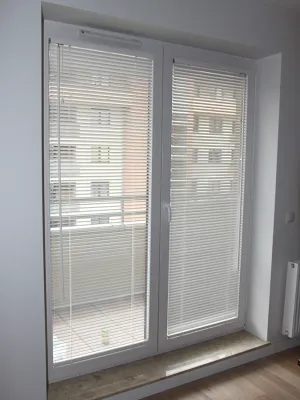 okno balkonowe z żaluzjami 2