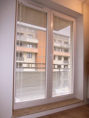 okno balkonowe z żaluzjami