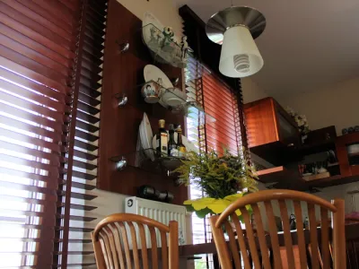 żaluzje drewniane 50mm teak w kuchni