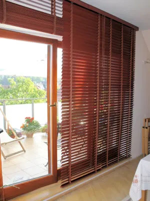 żaluzje drewniane 50mm teak w salonie