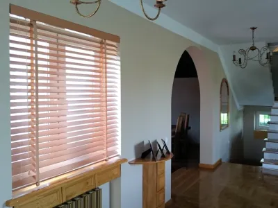 żaluzje drewniane 50mm z montażem we wnęce