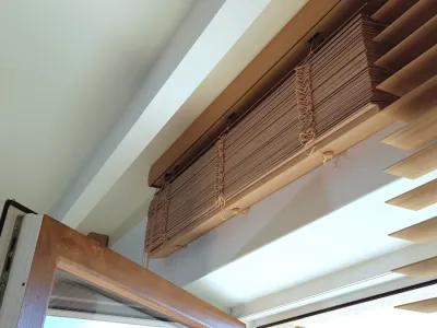 żaluzje bambusowe do salonu sposób montażu nad wnęką
