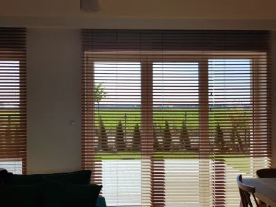 żaluzje bambusowe w salonie 2