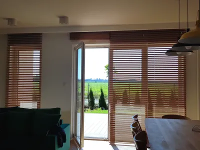 żaluzje bambusowe w salonie