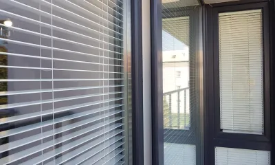 Styl wiktoriański nowoczesne żaluzje drewniane białe w oknie v.2
