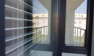 Styl wiktoriański nowoczesne żaluzje drewniane białe w oknie v.3
