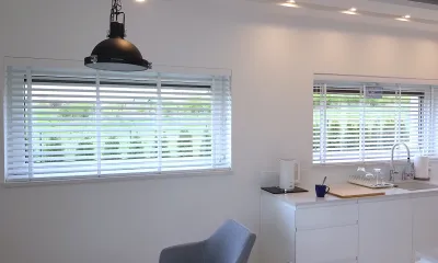 Żaluzje drewniane białe 50 mm montowane we wnęce i nad wnęką