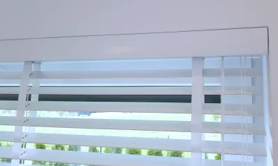 Żaluzje drewniane białe 50 mm montowane we wnęce i nad wnęką