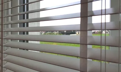 Żaluzje drewniane białe 50 mm montowane we wnęce i nad wnęką