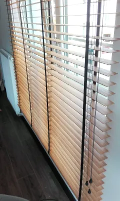 Żaluzje bambusowe 50mm w kolorze natural [5041] z czarnymi wykończeniami i maskownicą v.2
