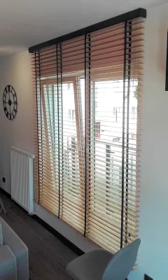 Żaluzje bambusowe 50mm w kolorze natural [5041] z czarnymi wykończeniami i maskownicą v.3