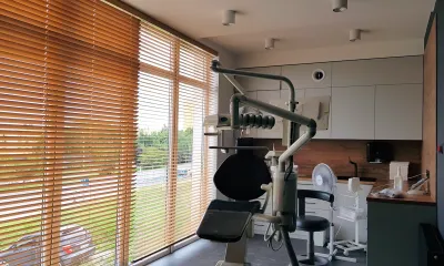 foto: klinika stomotologiczna, żaluzje drewniane