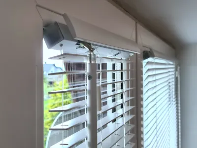 biale żaluzje drewniane 25mm z maskownicą i montażem przy szybie v.2