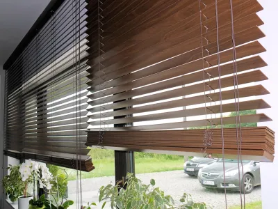 zbliżenie -żaluzje laminowane 50mm orzech