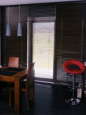 salon z żaluzjami drewnianymi, orzech v.7