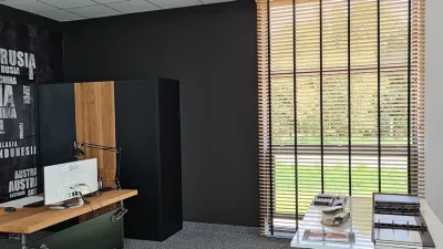 żaluzja bambusowa 50mm z taśmą w biurze