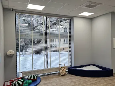 żaluzja drewniana 50mm z taśmą w żłobku